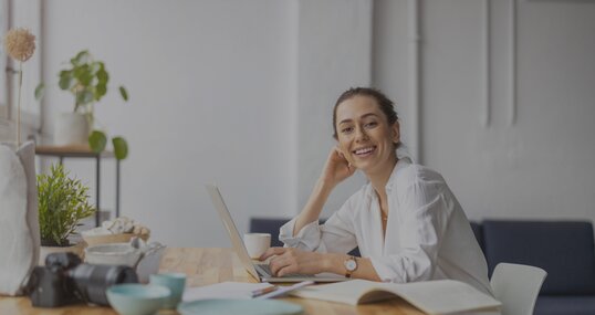 working woman smiles it jobs timetoact group